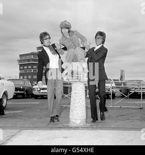 Unterhaltung - Una Stubbs, Cliff Richard und Hank Marvin - Heathrow Flughafen Stockfoto