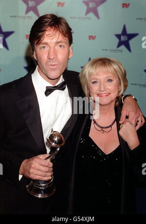 Fernsehmoderatoren und Ehemann und Ehefrau Richard Madeley und Judy Finnigan mit ihrer Auszeichnung für das beliebteste Tagesprogramm bei den National Television Awards 2000 in der Royal Albert Hall in London. Stockfoto