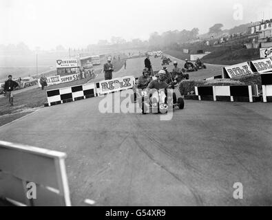 Motorsport - British Kart Championship - Brands Hatch. Norman ward fährt mit seinem „Wackall“ (65) und führt P.J Bannell in seinem „Fastakart“ (52) während des Rennens der Klasse vier an. Stockfoto
