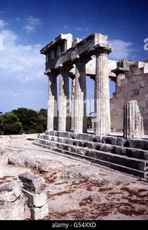 ÄGINA: Die Überreste des Tempels von Afaia (eine Nymphe) auf der Insel Aegina, Teil der argo-saronischen Gruppe griechischer Inseln. Der dorische Tempel aus dem 5. Jahrhundert v. Chr., leicht vor dem Parthenon, ist einer der am besten erhaltenen in Griechenland. Seine Murmeln befinden sich derzeit in einem Münchner Museum. Stockfoto