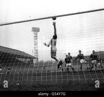 Leicester City Torhüter Gordon Banks springt hoch, um einen Kopfball von Liverpool Stürmer Roger Hunt in der FA Cup Halbfinale Spiel in Hillsborough Sheffield gespielt abzulenken. Stockfoto