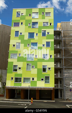 Modernes Appartement Gebäude mit grünen details Stockfoto