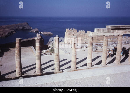 LINDOS: Säulen, die Teil des Athena-Lindaia-Komplexes auf der Akropolis von Lindos, Rhodos, sind. Rhodos gehört zur dodekanesischen Inselgruppe der griechischen Inseln. Der Tempelkomplex, der heute als hellenistisch galt, wurde während der italienischen Besetzung der Insel stark restauriert. Stockfoto