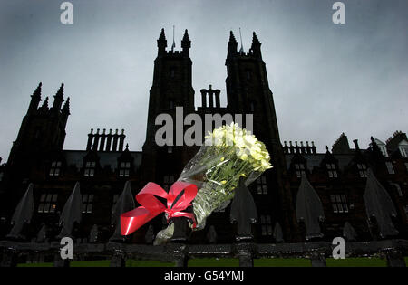 Blumen unten im schottischen parlament, Schritte nach dem Tod des schottischen Ersten Ministers Donald Dewar. Dewar starb an einer Gehirnblutung im Western General Hospital in Edinburgh nach einem Sturz in seinem offiziellen Wohnsitz in Edinburgh, dem Bute House. * seine Kinder Ian, 33, und Marion, 35, die an sein Bett gestrichelt waren, entschieden sich nach Gesprächen mit Beratern, seine Lebenserhaltungs-Maschine abzuschalten. Stockfoto