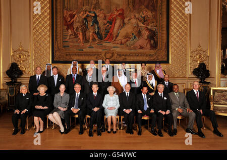 Königin Elizabeth II. Posiert mit ihren königlichen Gästen für ein Bild vor ihrem Jubilee Lunch der Souveränen Monarchen im Grand Reception Room im Schloss Windsor. Die Teilnehmer des Gruppenfotos sind (erste Reihe, von links nach rechts) HM der Kaiser von Japan, HM die Königin der Niederlande, HM die Königin von Dänemark, HM der König der Hellenen, HM der König von Rumänien, HM Königin Elisabeth II von Großbritannien, HM der König der Bulgaren, HM der Sultan von Brunei, HM der König von Schweden, HM der König von Swasiland, und HH der Prinz Hans-Adam II von Liechtenstein. Die mittlere Reihe (von links nach rechts) HSH der Prinz von Monaco, Stockfoto