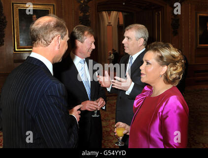 Henri, Großherzog von Luxemburg und seine Frau Maria sprechen mit dem Grafen von Wessex (links) und dem Herzog von York während eines Empfangs im Waterloo Chamber, bevor ihr Jubilee Lunch der Souveränen Monarchen im Schloss Windsor stattfand. Stockfoto