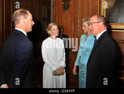 Der Graf und die Gräfin von Wessex sprechen mit dem Prinzen und der Prinzessin von Monaco während eines Empfangs im Waterloo-Saal, bevor sie ihr Jubilee-Mittagessen der Souveränen Monarchen im Schloss Windsor einnehmen. Stockfoto