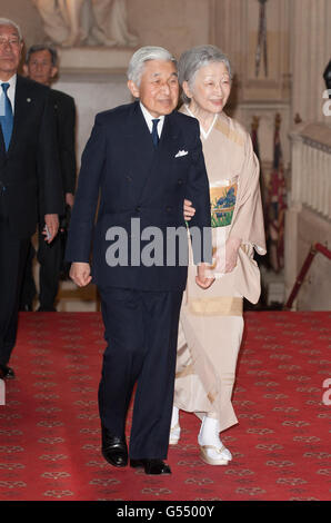 Der Kaiser und die Kaiserin Japans kommen zu einem Mittagessen zu Ehren des Diamantenjubiläums von Königin Elizabeth II. Im Schloss Windsor in Windsor, Berkshire. Stockfoto