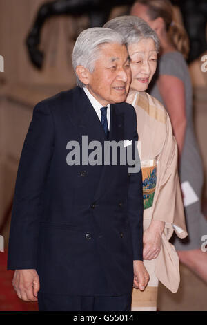 Der Kaiser und die Kaiserin Japans kommen zu einem Mittagessen zu Ehren des Diamantenjubiläums von Königin Elizabeth II. Im Schloss Windsor in Windsor, Berkshire. Stockfoto