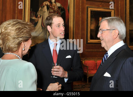 Der Herzog von Cambridge spricht mit Konstantin II., dem König von Hellenes, und seiner Frau Anne-Marie bei einem Empfang im Waterloo Chamber vor ihrem Jubilee Lunch der Souveränen Monarchen im Schloss Windsor. Stockfoto