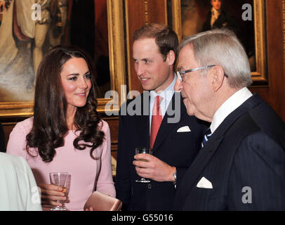 Der Herzog und die Herzogin von Cambridge sprechen mit Konstantin II., König von Hellenes, während eines Empfangs im Waterloo Chamber, vor ihrem Jubilee Lunch der Souveränen Könige im Schloss Windsor. Stockfoto