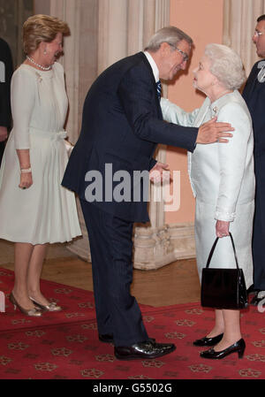 Königin Elizabeth II. (Rechts) begrüßt König Konstantin und Königin Anne-Marie von den Hellenen kommen zu einem Mittagessen für Sovereign Monarch's, das zu Ehren des Diamantenjubiläums von Königin Elizabeth II. Im Windsor Castle in Windsor, Berkshire, stattfindet. Stockfoto