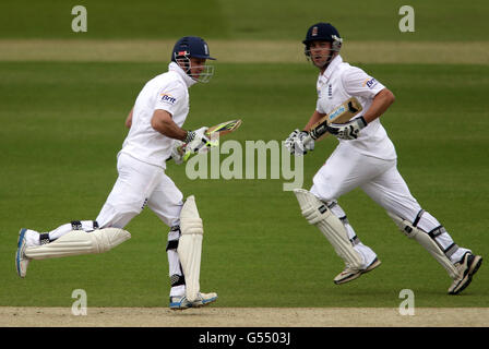 Cricket - 2012 Investec Test Series - England gegen West Indies - erster Test - Tag zwei - Lord's Cricket Ground. Der englische Schlagmann Andrew Strauss (links) Jonathan Trott während des Investec International Test Match am Lords Cricket Ground, London. Stockfoto