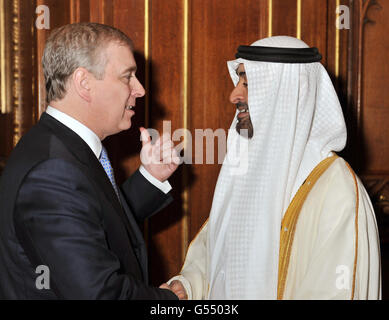 Der Herzog von York spricht mit dem Kronprinzen von Abu Dhabi, Mohammed bin Zayed, während eines Empfangs im Waterloo Chamber, vor ihrem Jubilee Lunch der Souveränen Könige im Schloss Windsor. Stockfoto