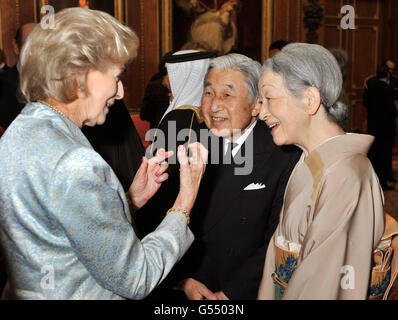 Die Prinzessin Alexandra spricht mit Kaiser Akihito und Kaiserin Michiko von Japan zu einem Empfang im Waterloo Chamber, bevor sie ihr Jubilee Lunch der Souveränen Monarchen im Schloss Windsor vornahm. Stockfoto