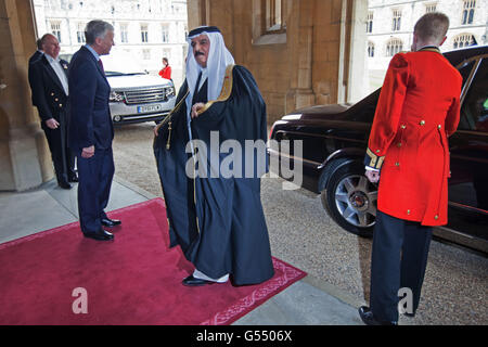 Seine Majestät der König von Bahrain, Hamad bin Isa Al-Khalifa, kommt zum Windsor Castle für das Sovereign Monarchs Lunch, das von Königin Elizabeth II. Zum Gedenken an ihr Diamantenjubiläum veranstaltet wird. Stockfoto