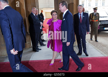 Ihre Königlichen Hoheiten der Großherzog Henri und die Großherzogin Maria Teresa von Luxemburg kommen im Schloss Windsor zum Mittagessen der Souveränen Monarchen, das von Königin Elisabeth II. Zum Gedenken an ihr Diamantenjubiläum veranstaltet wird. Stockfoto