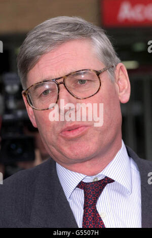 Christopher Garnet, Chief Executive von GNER, besucht das Queen Elizabeth II Hospital in Welwyn Garden City, Hertfordshire. Sieben der Verletzten im entgleisenden Zug erholen sich im Krankenhaus. *... Es war der Express der Great North Eastern Railway von London Kings Cross nach Leeds, der südlich von Hatfield entgleiste und vier Menschen an Bord des Zuges tötete. Stockfoto