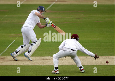 Cricket - 2012 Investec Test Series - England gegen West Indies - erster Test - Tag zwei - Lord's Cricket Ground. Der englische Schlagmann Andrew Strauss ergänzt seine Punktzahl während des Investec International Test Match am Lords Cricket Ground, London. Stockfoto