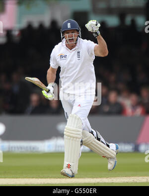 Cricket - 2012 Investec Test Series - England gegen West Indies - erster Test - Tag zwei - Lord's Cricket Ground. Der englische Kapitän Andrew Strauss feiert ein Jahrhundertstor während des Investec International Test Match im Lords Cricket Ground, London. Stockfoto