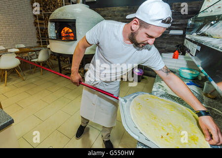 bärtiger Mann Arbeit in traditionelle italienische Pizza restaurant Stockfoto