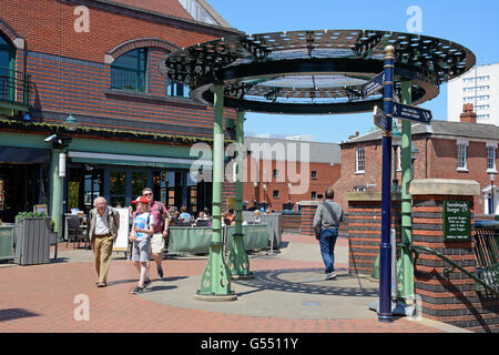 Straßencafés und Metall Musikpavillon am Rand Wassers in Brindleyplace, Birmingham, England, Vereinigtes Königreich, West-Europa. Stockfoto