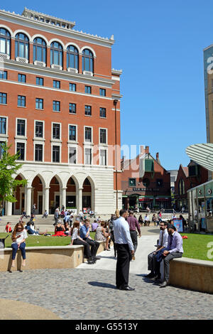 Menschen entspannen in der Sommersonne am Zentralplatz in Brindleyplace, Birmingham, England, Vereinigtes Königreich, West-Europa. Stockfoto