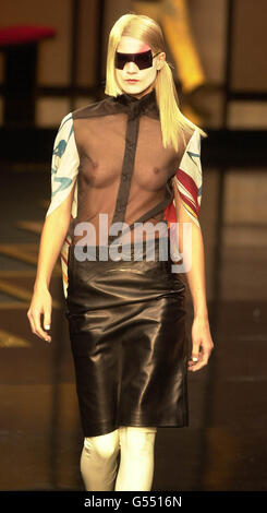 Ein Modell mit schwarzem Lederrock mit Chiffon und bedrucktem Seidenhemd des Designers Tristian Webber auf der London Fashion Week Spring/Summer 2001. Stockfoto