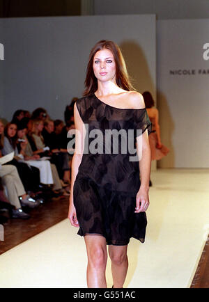 Ldn Fash Wk Nicole Farhi. Ein Model trägt ein Outfit von Designerin Nicole Farhi, auf der London Fashion Week Spring/Summer 2001. Stockfoto
