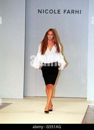 Ein Model trägt ein Outfit von Designerin Nicole Farhi, auf der London Fashion Week Spring/Summer 2001. Stockfoto