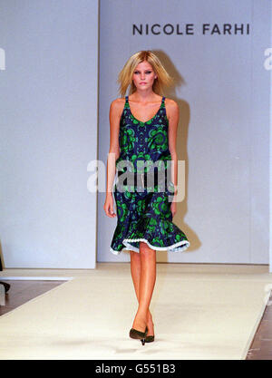 Ldn Fash Wk Nicole Farhi. Ein Model trägt ein Outfit von Designerin Nicole Farhi, auf der London Fashion Week Spring/Summer 2001. Stockfoto