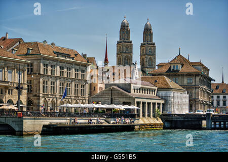 Konzentrieren Sie Juni 2016, urban Erfassung von Zürich, sich auf große Minster Kathedrale, das Rathaus und der Limmat, HDR-Technik Stockfoto