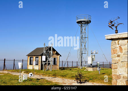 meteorologische Messgeräte installiert auf Mount Aigual, eines der wichtigsten Zentren in Frankreich Wetter. Stockfoto