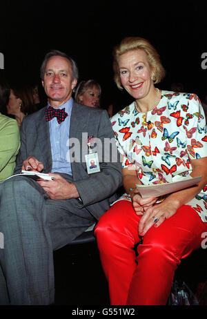 Der ehemalige konservative Abgeordnete Neil Hamilton mit seiner Frau Christine bei der Ronit Zilkha Frühjahr/Sommer 2001 Kollektion während der London Fashion Week, die im Natural History Museum in London stattfand. Stockfoto