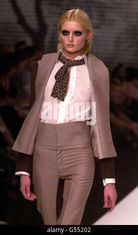 Ein Modell, das einen beige-braunen Hosenanzug und eine Krawatte mit Leopardenmuster von Boudicca trägt, auf der London Fashion Week Spring/Summer 2001. Stockfoto