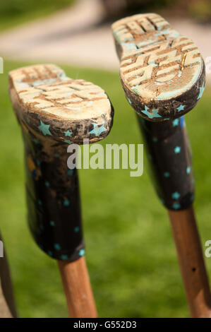 Gummistiefel mit Stern-Design kopfüber auf dem Wäscheständer Stockfoto