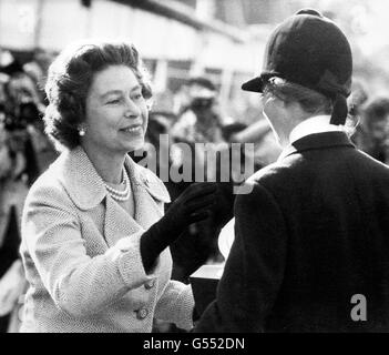 Königin Elizabeth II. Überreicht ihrer Tochter Prinzessin Anne die Raleigh Trophy, den ersten Preis und die europäische Goldmedaille bei den Burghley Horse Trials. Stockfoto