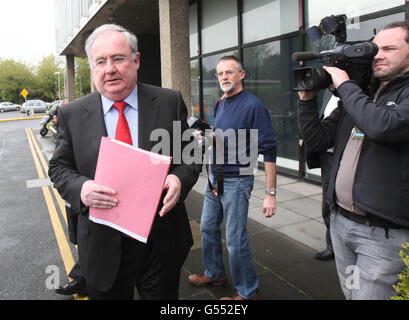 Kommunikationsminister Pat Rabbitte nach einem Treffen mit dem RTE-Vorstand in Dublin. Stockfoto