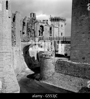 Sunshine stambt die Zinnen von Raglan Castle, Monmouthshire (jetzt in Wales). Die Festung stammt aus dem 15. Jahrhundert. 1646, während des Bürgerkrieges, hielt die Marquess of Worcester das Schloss 10 Wochen lang gegen die Roundhead-Truppen unter Fairfax. Die Burg wurde später "beleuchtet", um ihre weitere Nutzung zu verhindern. Es war das letzte königliche Schloss in England, das sich ergeben hat. Stockfoto