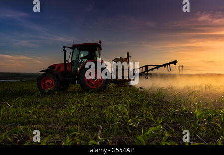 Varna, Bulgarien - 10. Juni 2016: Kubota Traktor im Feld. Kubota Corporation ist ein japanischer Baumaschinen-Hersteller mit einem Stockfoto