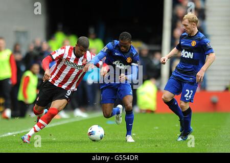 Fußball - Barclays Premier League - Sunderland gegen Manchester United - Stadium of Light. Fraizer Campbell von Sunderland (links) und Patrice Evra von Manchester United (Mitte) kämpfen um den Ball Stockfoto