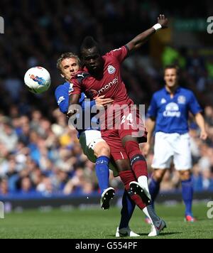 Fußball - Barclays Premier League - Everton / Newcastle United - Goodison Park. Evertons Phil Neville (links) und Cheick Tiote (rechts) von Newcastle United kämpfen um den Ball Stockfoto