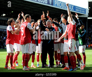 Arsenals Assistant Manager, Pat Rice, waves Auf Wiedersehen zu den Reisenden Fans nach seinem letzten Spiel mit dem Verein gegen West Bromwich Albion Stockfoto