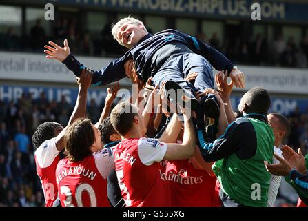 Der Arsenal-Assistenzmanager Pat Ris wird vom Arsenal getragen Spieler nach seinem letzten Spiel Stockfoto