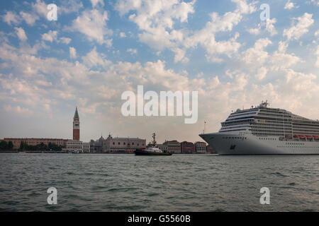 Ein riesiges Kreuzfahrtschiff im Bacino di San Marco Zwerge der Uferpromenade von San Marco, Venedig, Italien Stockfoto