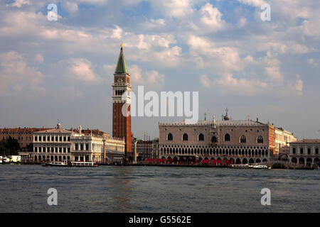 Der klassische Ansatz zum Venedig auf dem Seeweg: der Campanile di San Marco und der Dogenpalast aus dem Bacino di San Marco, Venedig Stockfoto