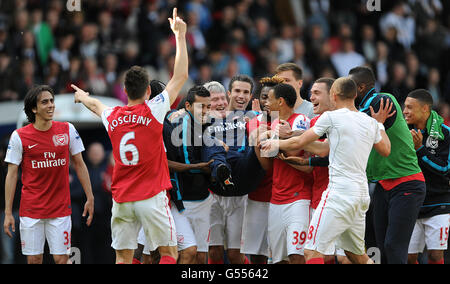 Arsenals Spieler holen Assistant Manager Pat Rice nach seinem letzten Spiel gegen West Bromwich Albion ein, bevor sie in den Ruhestand gehen. Stockfoto