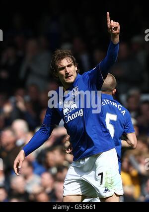 Fußball - Barclays Premier League - Everton / Newcastle United - Goodison Park. Evertons Nikica Jelavic feiert den zweiten Treffer seiner Spielerin Stockfoto