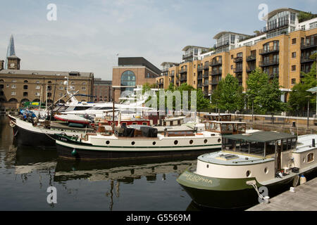 Blick auf St. Katherine dock Marina in Tower Hamlets London. Einmal eine kommerzielle Dock jetzt Heimat am Wasser Häuser und Restaurants. Stockfoto