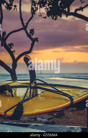 Surfboard On The Back Of A Truck By am Strand bei Sonnenuntergang In Hawaii Stockfoto